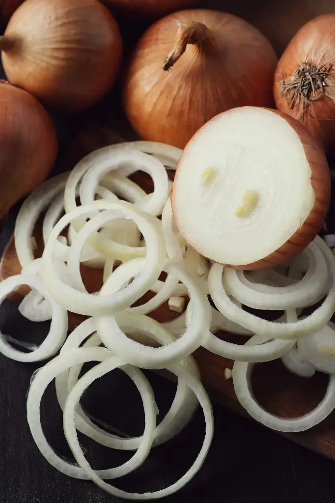 cebollas-crudas-cortadas.webp