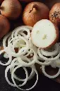 cebollas-crudas-cortadas.webp